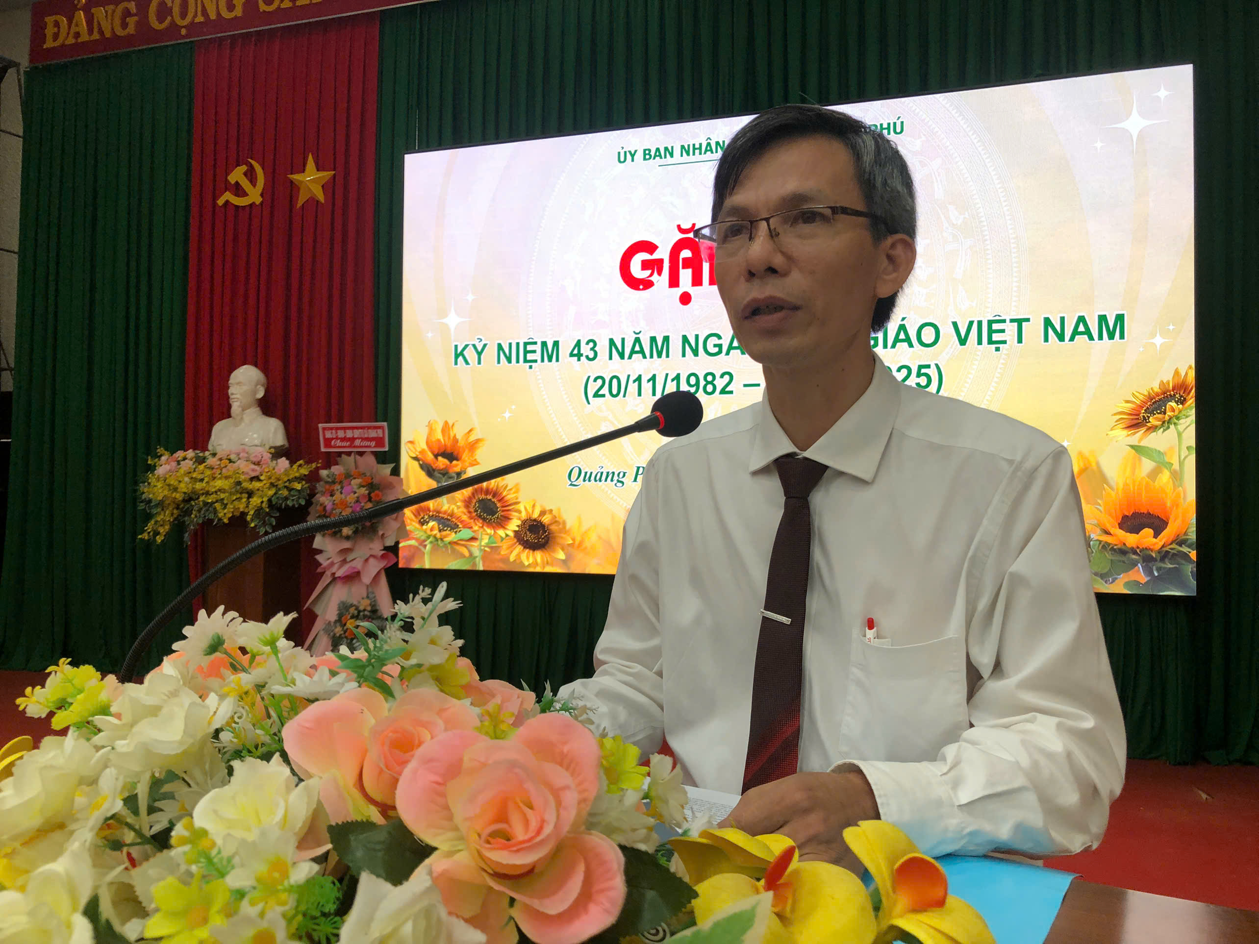 Phó chu tich UBND xa phat bieu khai mac